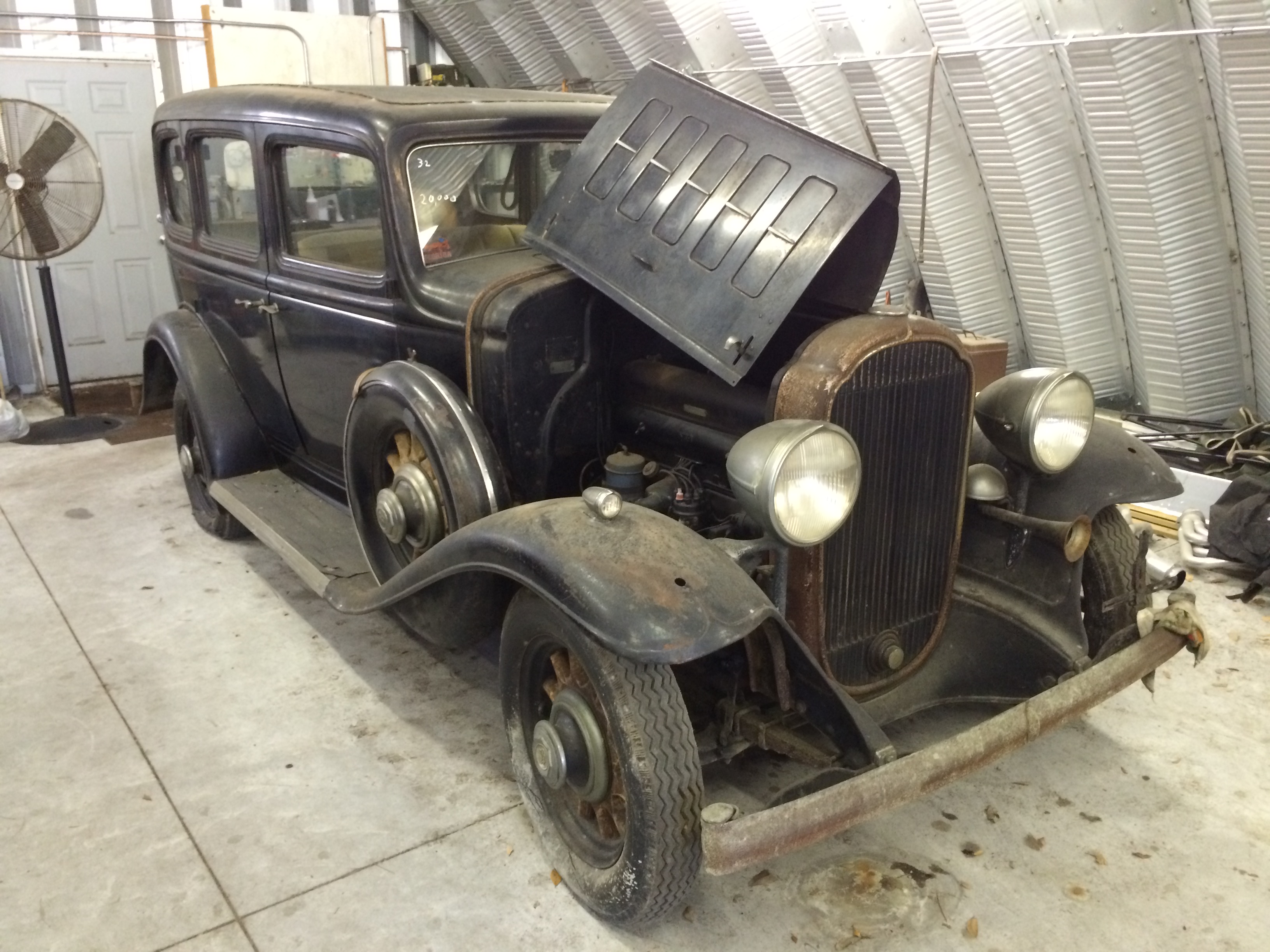 40-buick-1932-series-50-4-door-front